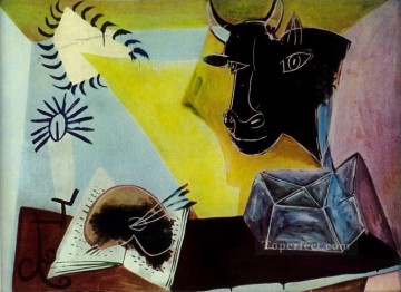 パブロ・ピカソ Painting - 黒雄牛の頭のある静物画 1938年 パブロ・ピカソ